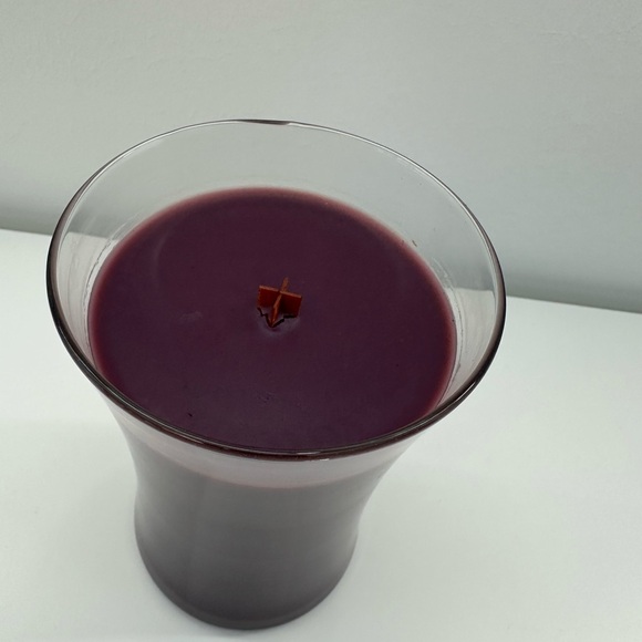 WoodWick Dark Poppy Candle - Rich Purple - Picture 4 of 6